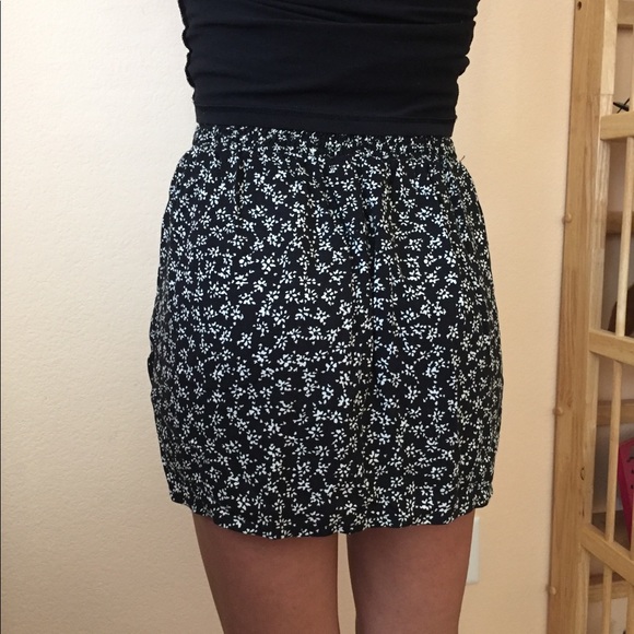 H&M skirt (with pockets!!) - Picture 3 of 4